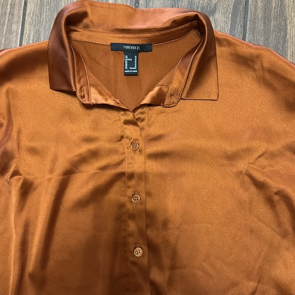 Forever 21 satin blouse size medium gorgeous brand new - Picture 2 of 2